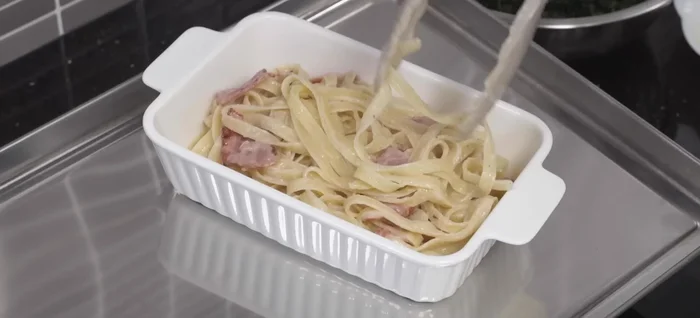 Add cooked spinach to the sauce and stir-fry until heated through.