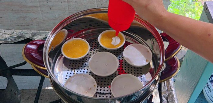 Steam the dessert over high heat for 10 minutes.