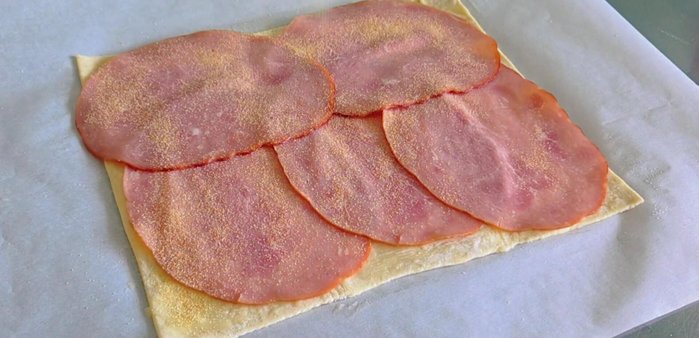 Sprinkle garlic powder, onion powder, and chili powder mix over the ham.