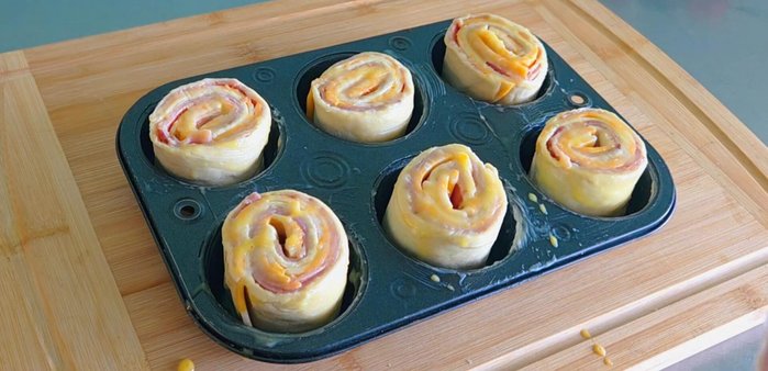 Bake in a preheated oven at 200°C (400°F) for 15-20 minutes.