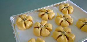 Flower-Shaped Pineapple Bread: Easy Homemade Recipe