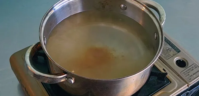 In a pot, bring 1 liter of water to a simmer. Add seasoning powder, pork flavoring, and salt.