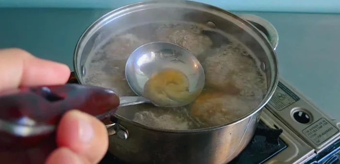 Simmer the soup over medium heat for 20 minutes to make the pork more tender. Add white soy sauce to enhance the flavor.