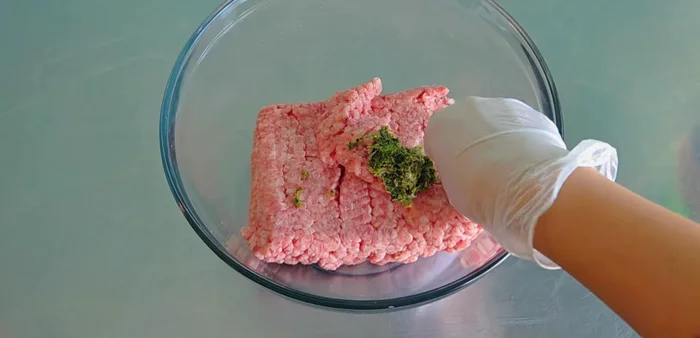 In a bowl, combine ground pork, instant noodles, garlic, pepper, coriander root, soy sauce, and fish sauce. Massage for 2-3 minutes until sticky.