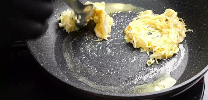 Heat oil in a frying pan.