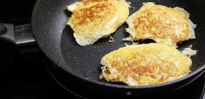 Easy Sunny-Side Up Eggs with Cabbage: A Healthy Thai Recipe