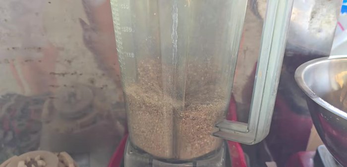 Prepare roasted rice: Add kaffir lime leaves and lemongrass, stir-fry and blend.
