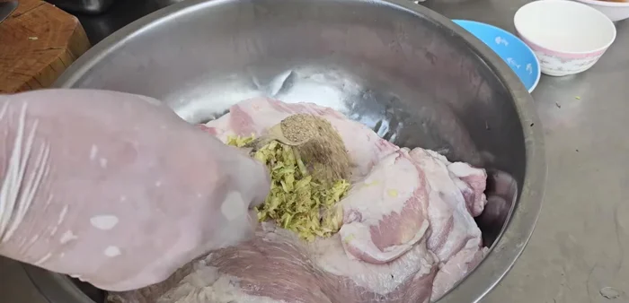 Prepare marinade: Combine garlic, coriander root, roasted rice, pepper, blue-green seasoning sauce, oyster sauce, soy sauce, seasoning, black soy sauce, condensed milk, and palm sugar.