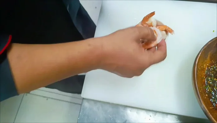 Add the prawns. Prepare the prawns individually.