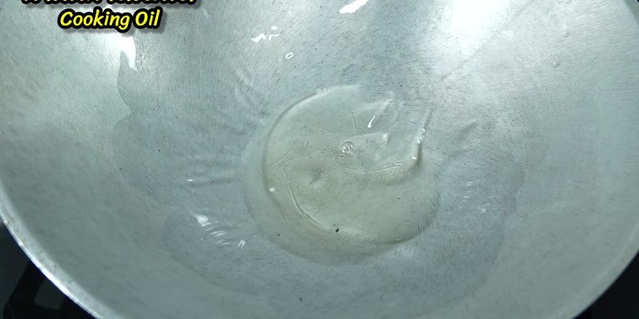Heat the pan and add soybean oil.