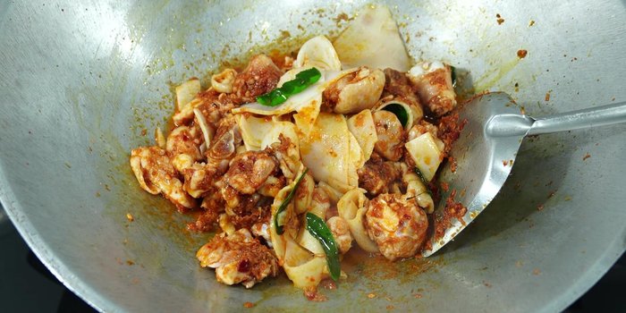 Season with palm sugar, fish sauce, green-capped soy sauce, oyster sauce, and chili peppers. Stir-fry until the chilies are cooked and fragrant.