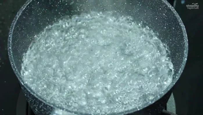 Add seasoning powder (or soup cube) to the boiling water.