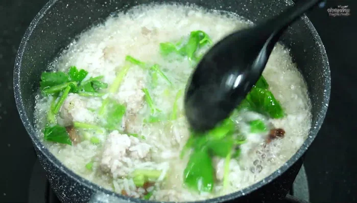Just before serving, add Chinese celery, spring onions, or coriander as desired, and fried garlic.