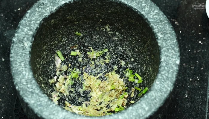 Add minced pork to the mortar and mix well with the pounded ingredients.