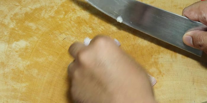 Prepare Jaew sauce: Chop shallots and parsley. Combine lime juice, sugar, and fish sauce. Add MSG, roasted rice, chili powder, and coriander. Adjust spiciness with water.