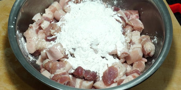 Add crispy flour and cold water to the marinated pork, mix until creamy.