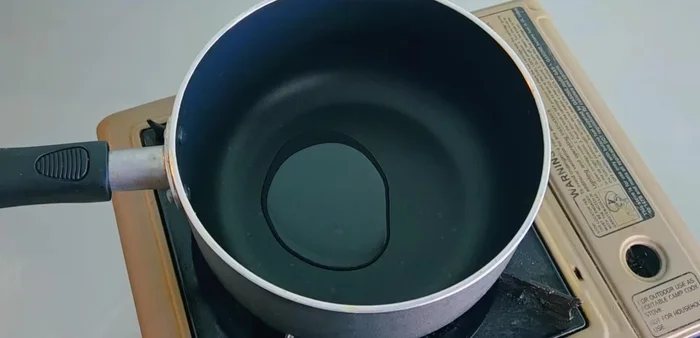 Heat vegetable oil in a pot, then stir-fry minced garlic until fragrant.