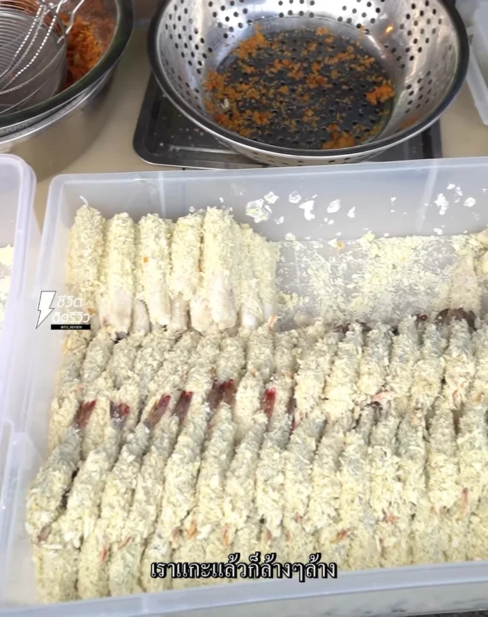 Prepare seafood: Clean and cut squid, shrimp, fish with eggs, squid eggs, and oysters into bite-sized pieces.