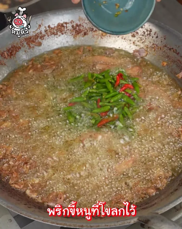 Add the pounded garlic and chili peppers to the pan and fry together until fragrant.