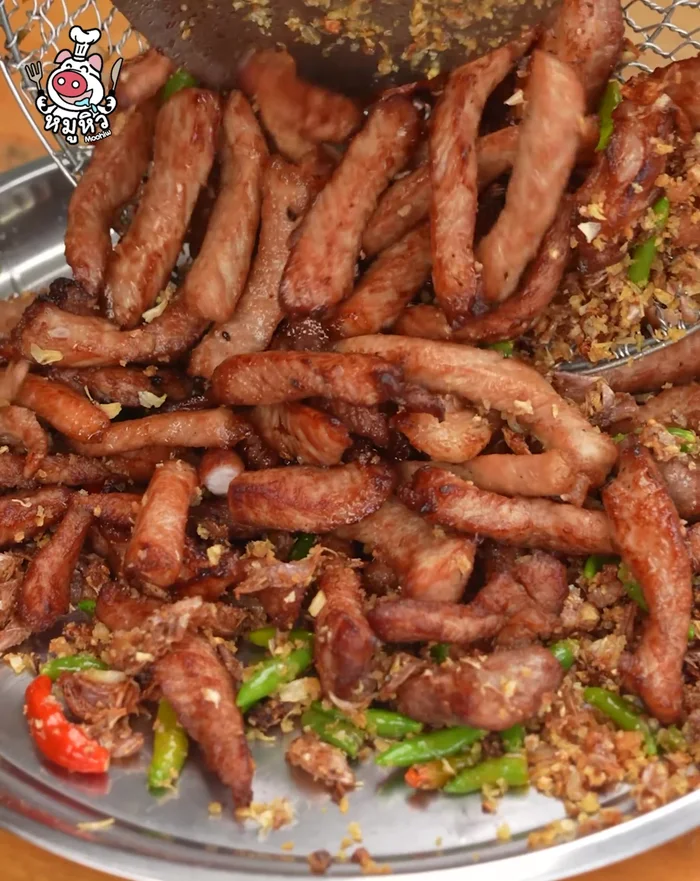 Arrange the fried pork on a tray.