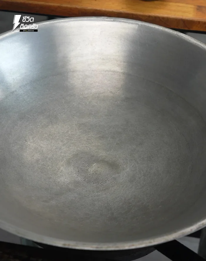 Pour water into the pan until it's full. Add salt and yanan leaves. Bring to a boil.