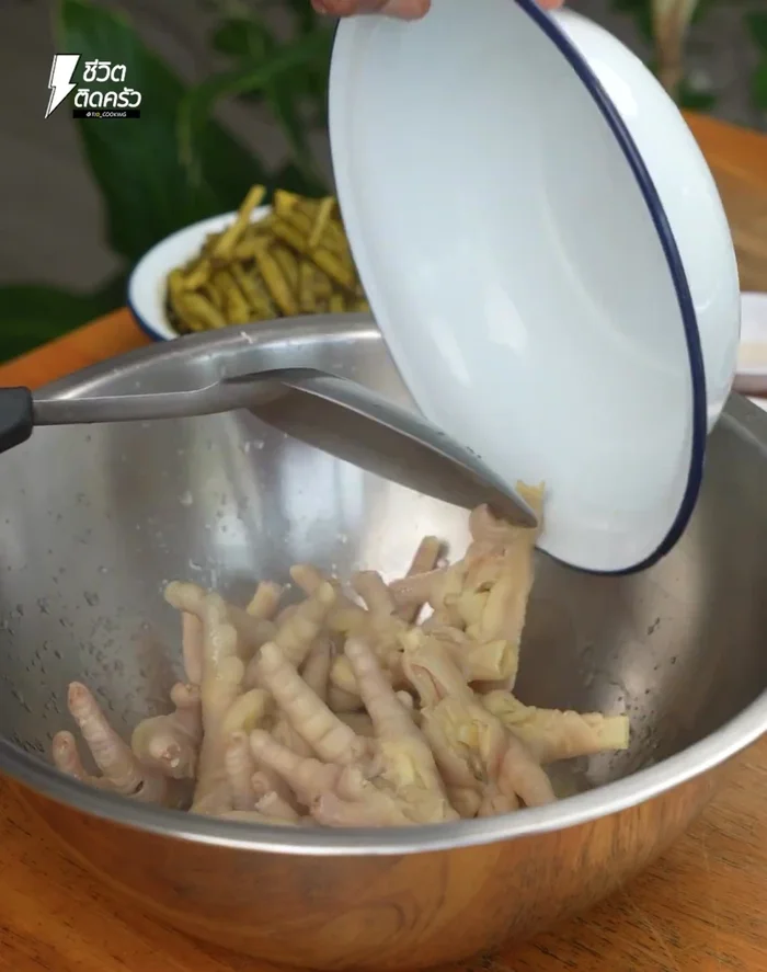 Add the seasoned chicken feet and the prepared bamboo shoots to a bowl. Mix well.