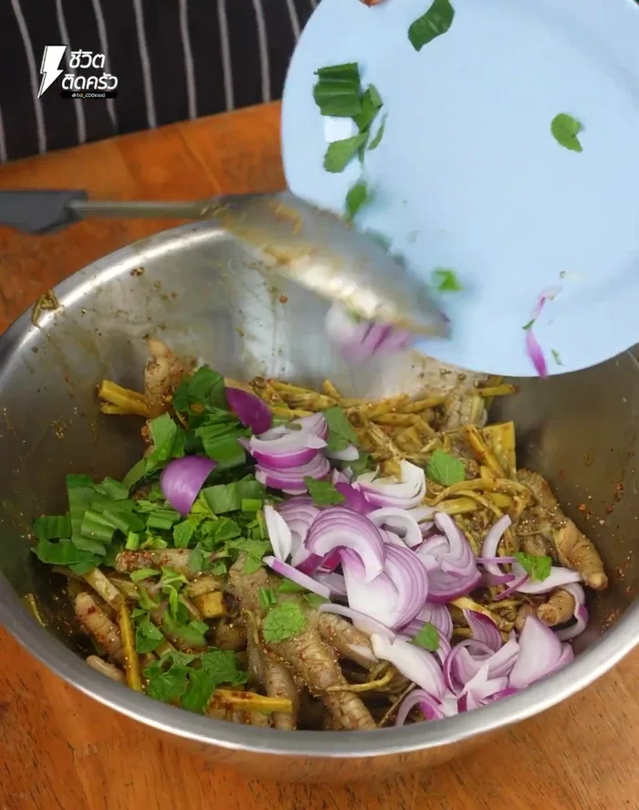 Garnish with chopped parsley, mint, and shallots. Mix again.