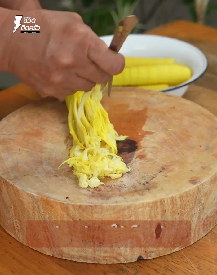 Boil bamboo shoots and grate them with a fork or cut into strips if hard. Set aside.