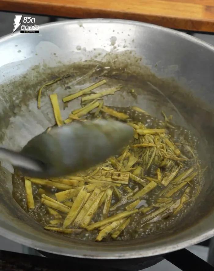 Remove the cooked bamboo shoots from the pan. Set aside.