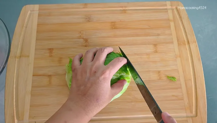 Wash and clean the lettuce. Peel off any unsightly skin and cut it along the length.