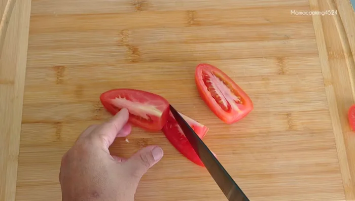 Cut the tomatoes into small pieces.