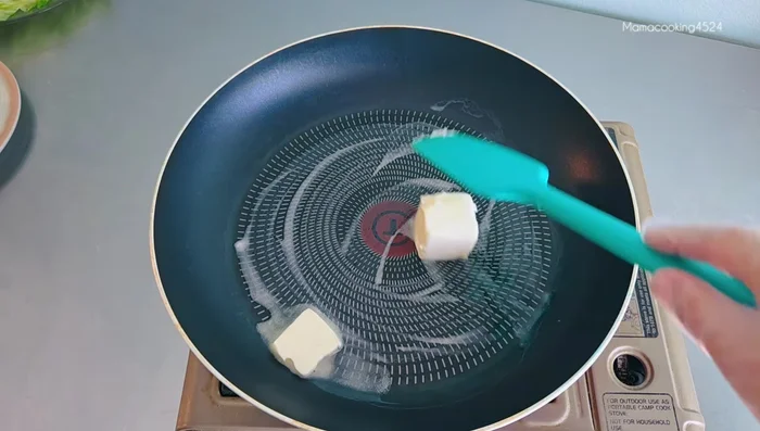 Melt butter in a pan. Add onions, salt, garlic powder, and paprika powder (optional) and stir-fry until brown and fragrant.