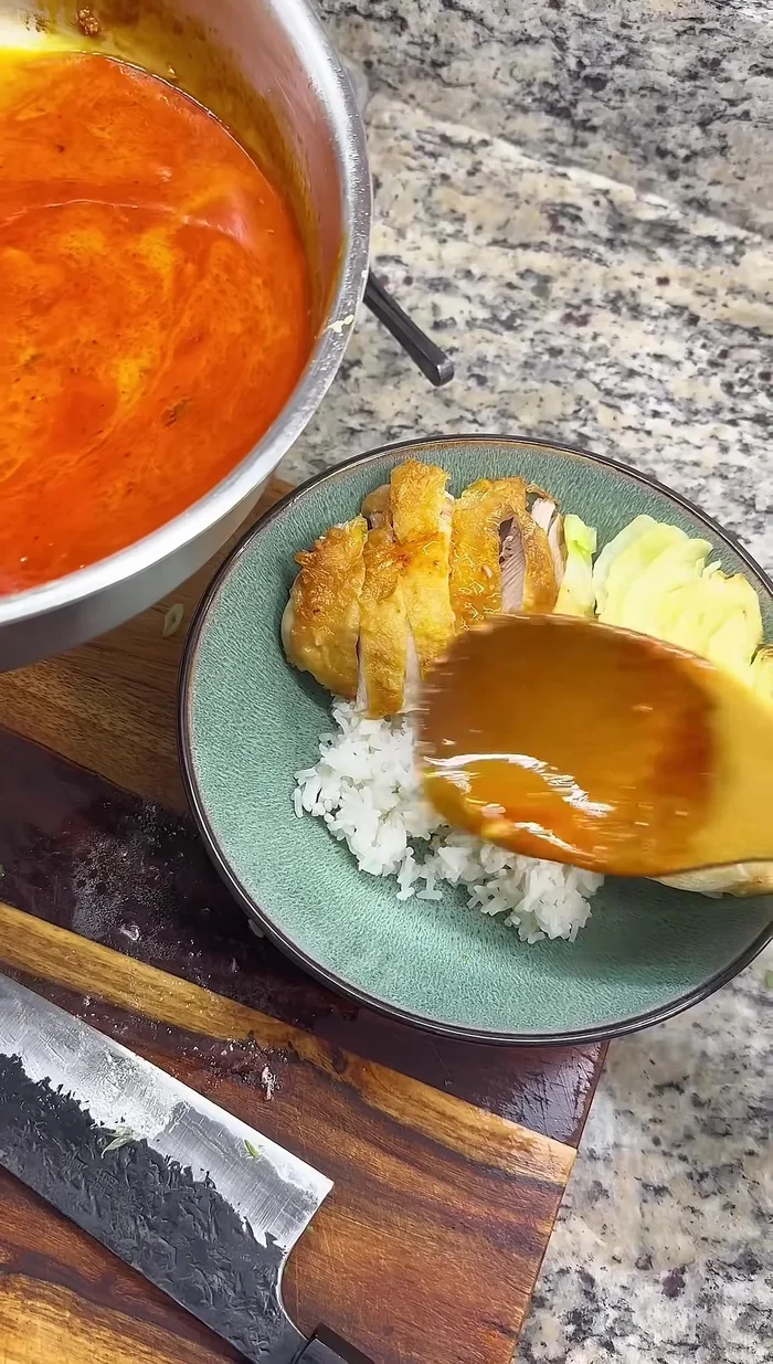 Plate with rice and cabbage. Pour the curry over.
