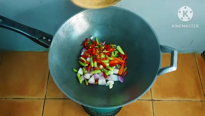 Roast the shallots and garlic until cooked and fragrant.