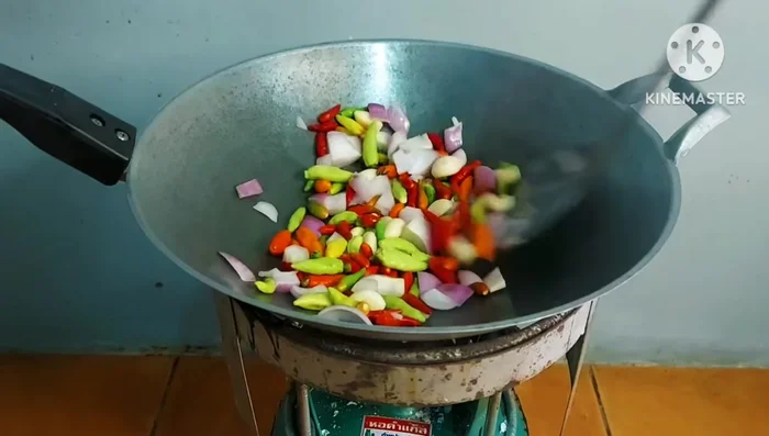 Roast the chili peppers until cooked and fragrant.