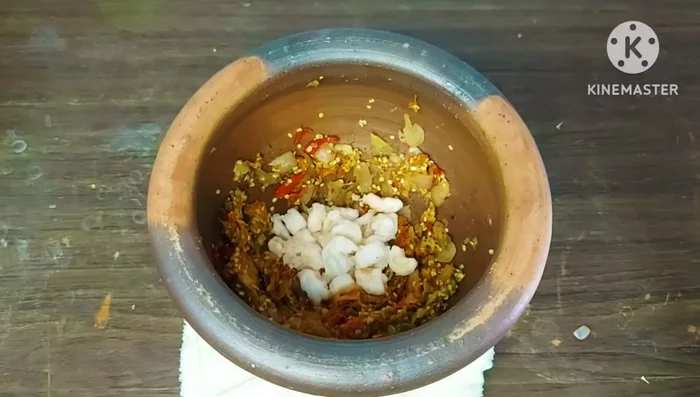 Add the boiled shrimp to the pounded mixture and pound until fine.