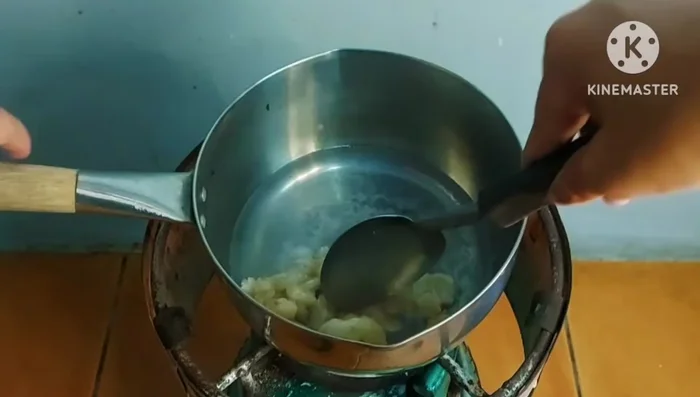 Boil the shrimp until cooked. Set aside.