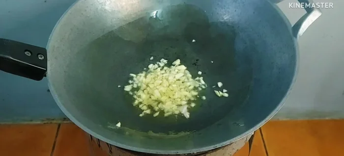 Stir-fry garlic and chili peppers in oil until fragrant.