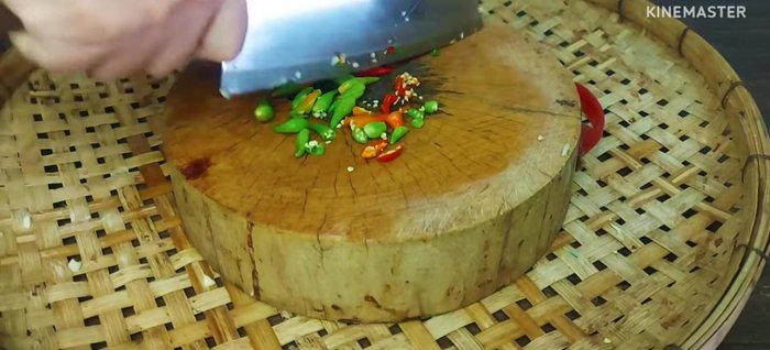 Coarsely chop the green and red chili peppers.