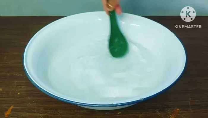 Prepare the eggplant soaking water: add salt until dissolved.