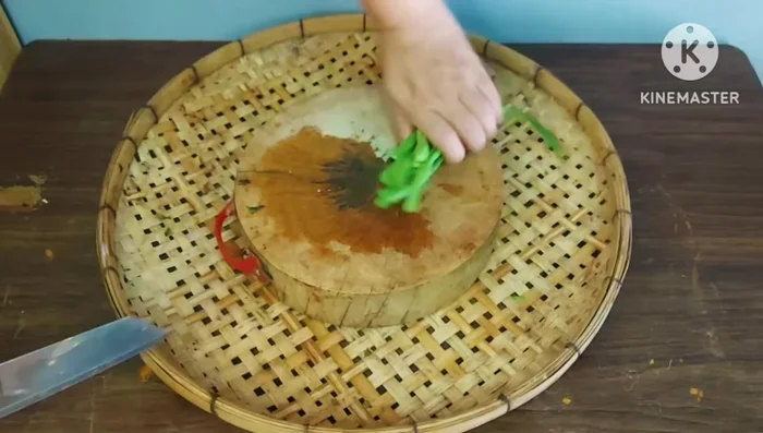Cut long beans into pieces.