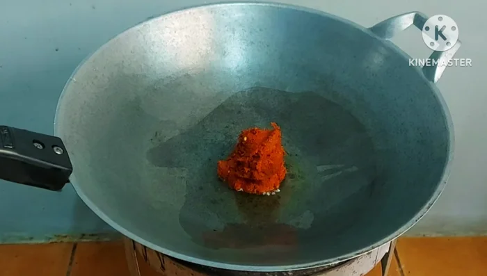 Heat oil in a pot, add curry paste and stir-fry until fragrant.