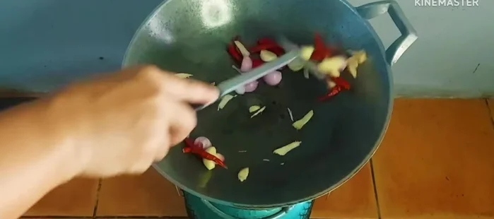 Roast the dried chilies, shallots, garlic, and galangal until slightly burnt.