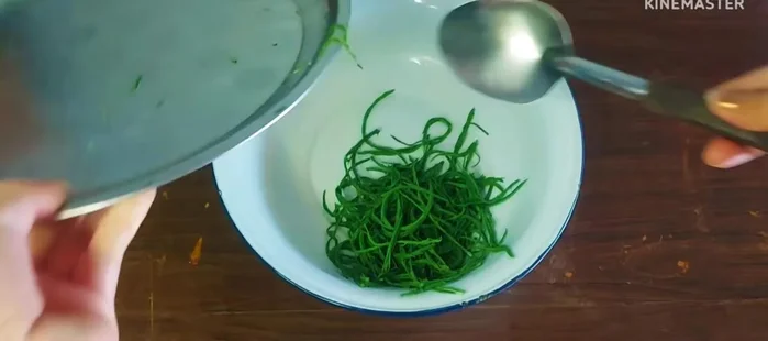Add the cha-om leaves to the pounded paste.