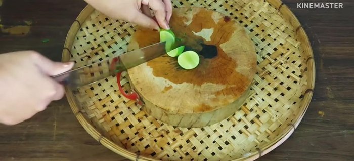 Cut small lemons.
