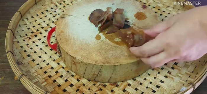 Prepare the mushrooms. If using large mushrooms, cut them into smaller pieces. Wash all mushrooms thoroughly.
