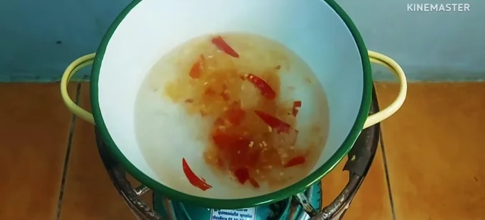 Boil water in a pot. Once boiling, add the curry paste.