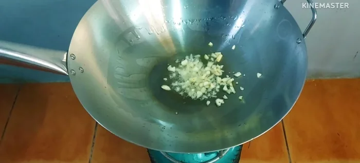 Heat oil in a pan and stir-fry the garlic until it turns yellow.