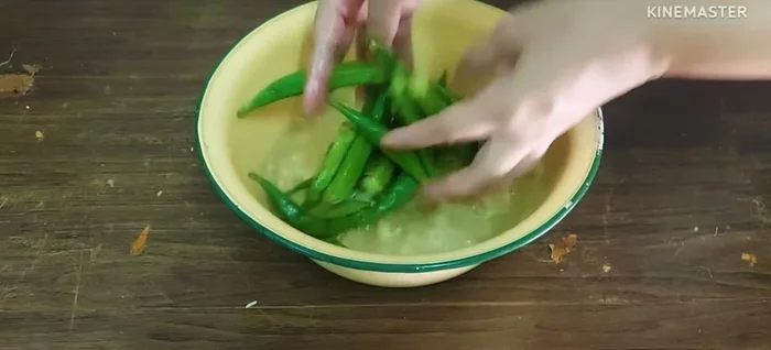 Wash the okra thoroughly.