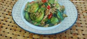 Stir-fried Sweet Eggplant with Minced Pork & Basil: A Delicious Thai Recipe